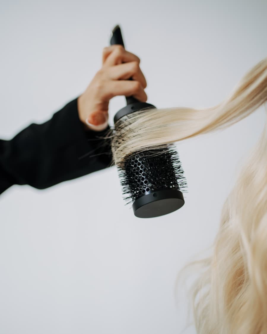 Coiffeuse en train de coiffer une cliente