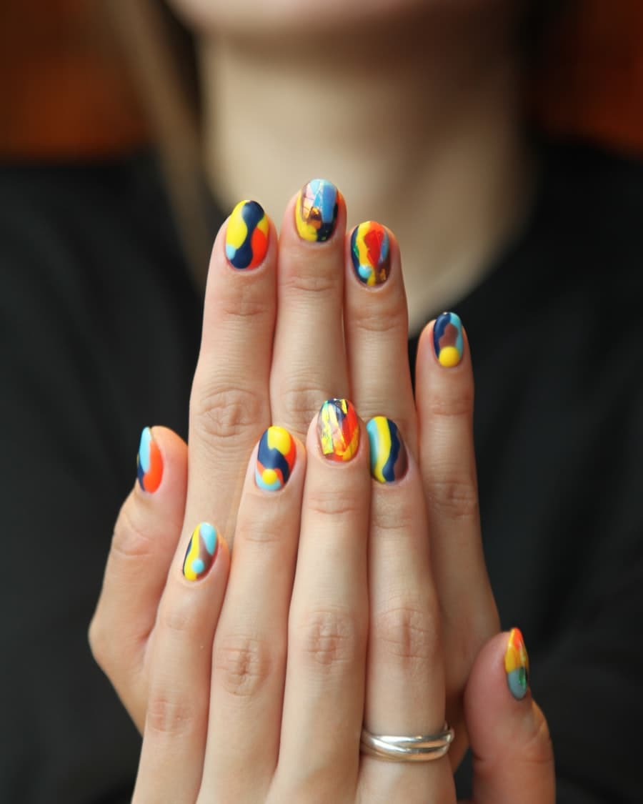 Manucure et pose de vernis à l'institut