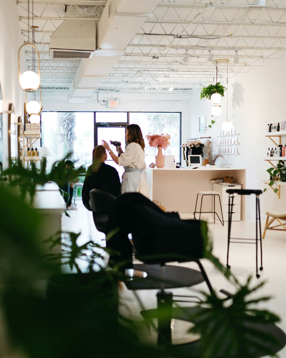 Intérieur lumineux et élégant du salon Studio Garance à Dax